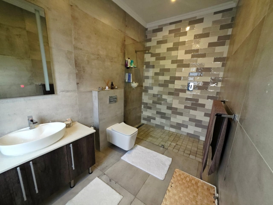 6 Bedroom Property for Sale in Sandown Western Cape